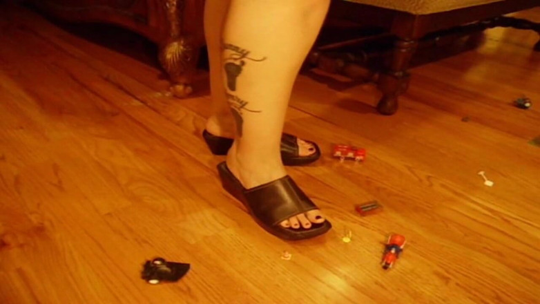Sexy Amateurz: Car crushing foot fetish action