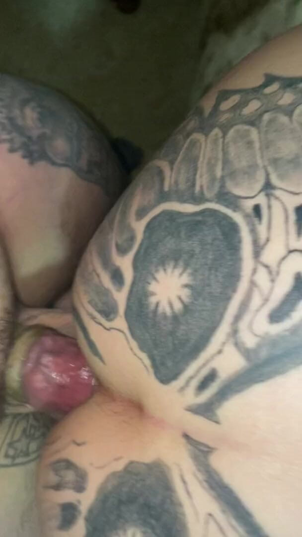 MzKiTTy91: MILF isteri putih dengan pantat besar dikongkek dubur gaya doggy