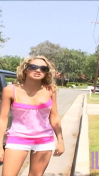 Une belle blonde bronzée baise dans sa chatte mouillée