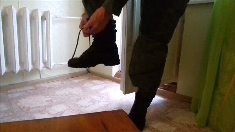 AlexRusFun: Russischer soldat masturbiert seinen großen schwanz und leckt seine schuhe