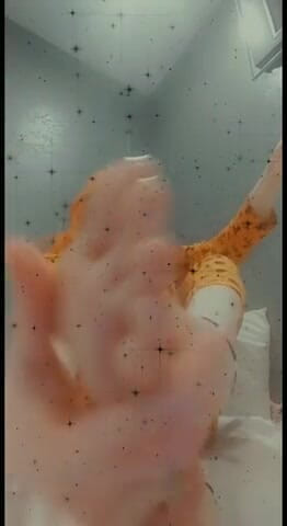 Lolafuccbunny: Oiling my cute pink feet NO AUDIO
