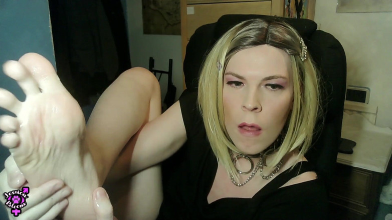 Jessica Bloom: Léchage de sueur, sperme, yaourt et crachat de mes pieds...