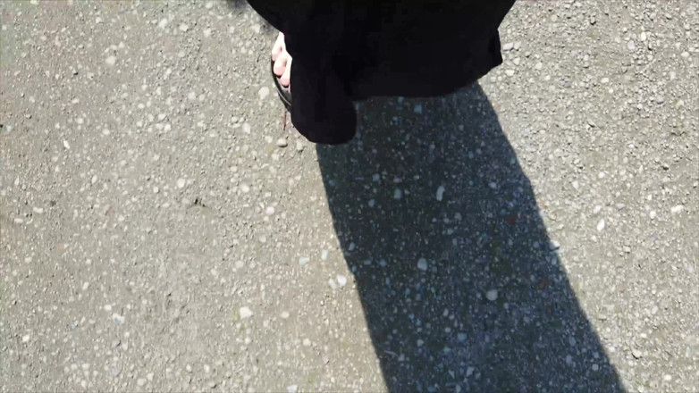Footfetish: Venku V Černém Kaftanu a Bosý V Černých Birkenstockách