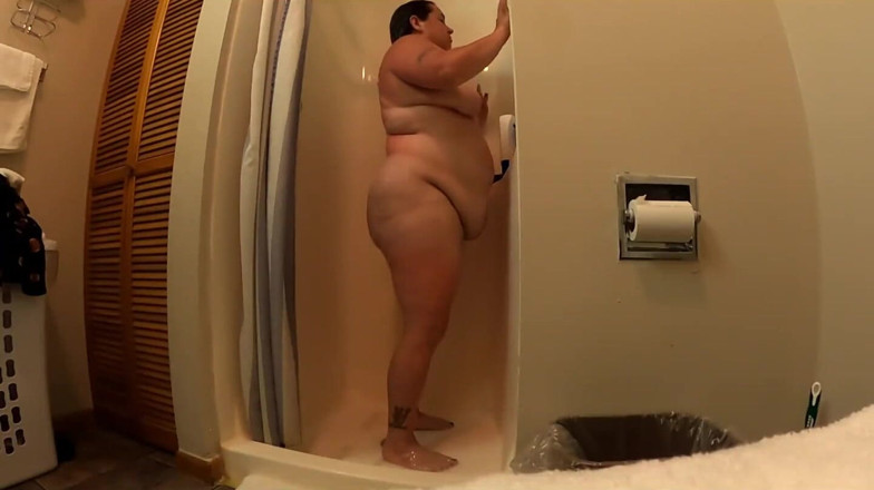 SexyNEBBW: Sexy grandota en la ducha