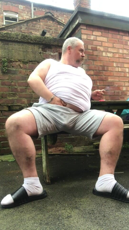 B A Bear: Fat Dad Smoking &amp; Wanking in the Alley