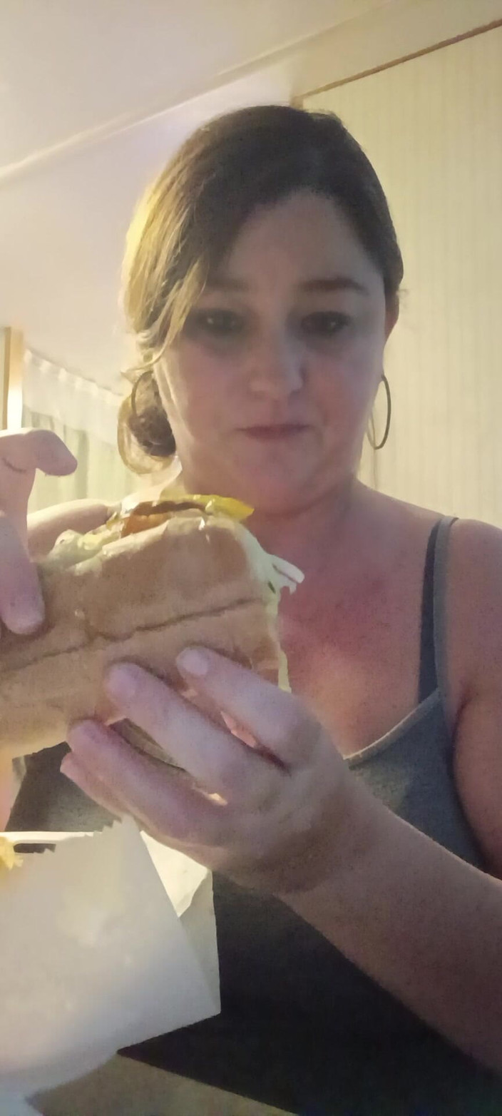 GoddessKristy00: Gudinna äter pizza