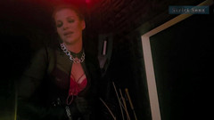 Strict Senz: スティーナ・ストーン レザーグローブの中のミストレスによる無慈悲なストレッチング パート2