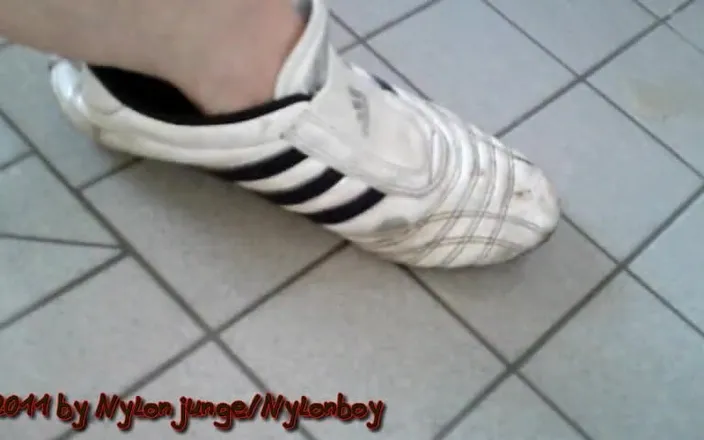 Carmen_Nylonjunge: Piss Sneakers