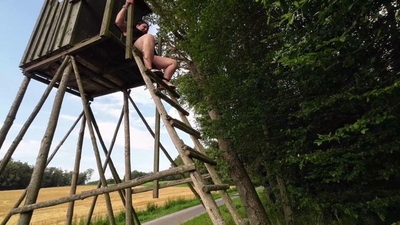 LadyLenaXXX: Xxl Orinando Desde Arriba En El Bosque