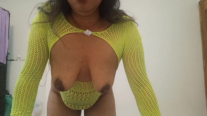 PATY PATY: Danse sexy et montre son cul et sa chatte pour...