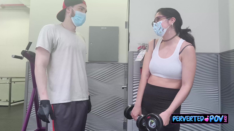 Perverted POV: La modella onlyfans si accontenta da un ragazzo in palestra
