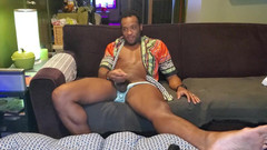 Kennie Jai: Kennie Jai wichst in einer bademantel und spreizt seine beine...