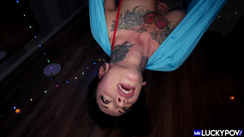 Mr.Lucky POV: Distracție cu futai între țâțe cu o mamă sexy tatuată - Dl. Lucky...