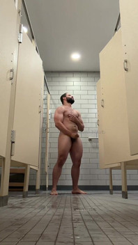 Douches musclées dans les vestiaires