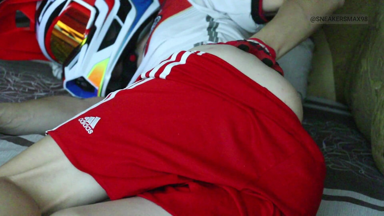 Sneakersmax98: Lelaki kembar melancap pada waktu pagi di Mxhelmet dan Sneakers