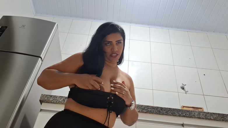 Nicoly Mattos: In een leren rok in de keuken: Wil je melk...