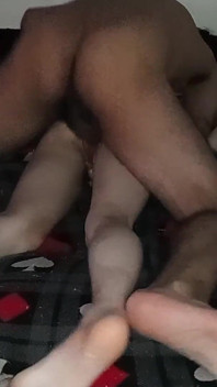 Eu aprisiono a garota amadora sob meu corpo e a masturbo enquanto eu a penetro para que ela tenha alguns bons orgasmos