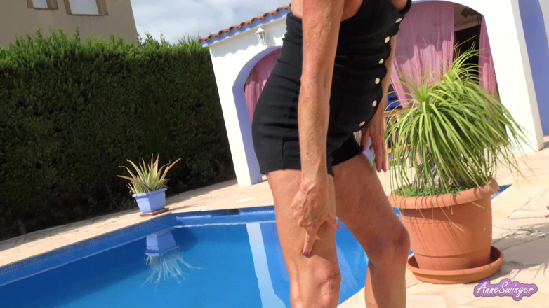 Anne Swinger: Ao lado da piscina, vestido para seduzi-lo