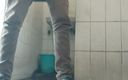 Tamil 10 inches BBC: Cowok ini ngocok kontol besarnya di kamar mandi