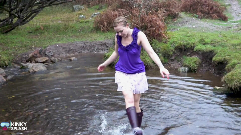 UKCuteGirl: Welly sploshing in stiefeln und ohne höschen!