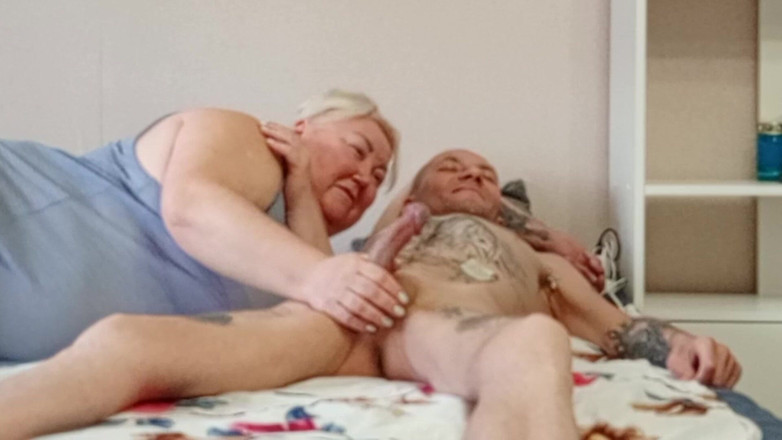 Zona901: Vecinul suge toată sperma dintr-o pulă