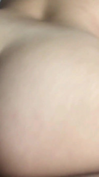 Meine heiße stiefmutter kommt in mein zimmer und gibt mir gute blowjobs