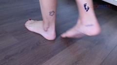 Czech Soles - foot fetish content: Gen Z schätzchen in barfuß sandalen
