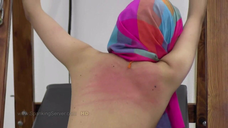 Spanking Server: Yasmeena castiga el látigo de espalda desnuda