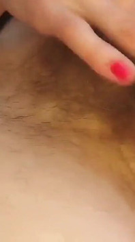 Trebuie să adulmeci și să-mi lingi pizda păroasă umedă. Gospodina sexy Ginnagg și-a arătat pizda de aproape