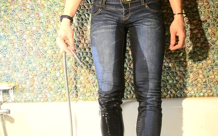 Alexa Cosmic: Fuktar mig i jeans i badrummet ...