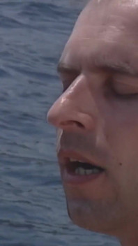 Babewatch le séduit pour qu’il baise sur le bateau