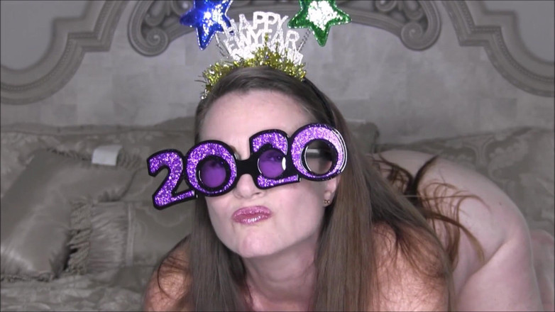 Nikki Nevada: 2020년 새해 복 많이 받으시네! (깜박이는 머리띠, 보라색 2020 안경, 은색 드레스, 딜도)