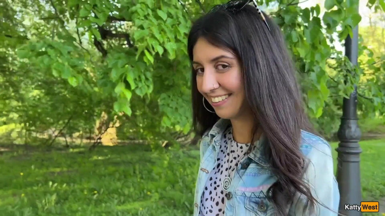 Katty West: Prietenul meu îmi controlează orgasmele în public cu o jucărie de la...