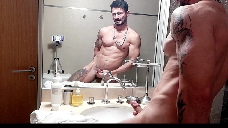Alex Barcelona XXX: Play ass and jack off in the shower by Alex...