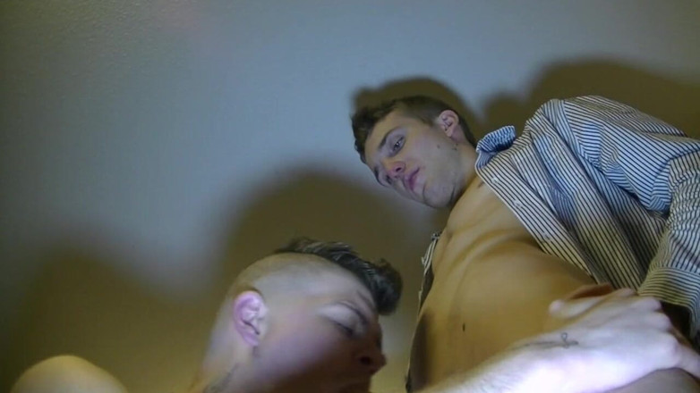French Twinks Amator videos: Leo se fait baiser sans capote par un jumelle blond...
