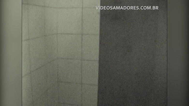 Amateurs videos: Adam duş sırasında çıplak gelinin videolarını kaydediyor