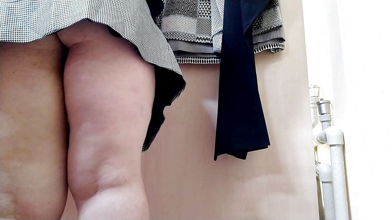 Elena: Omg! Ruská macecha si zkouší sukně v šatně v nákupním středisku