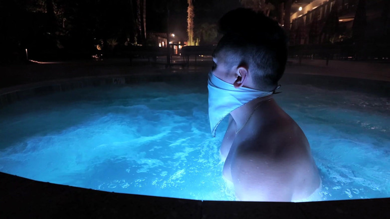 barenakedboy: Dewi otot Asia berwap: tab mandi panas flex, usik pantat &amp;...