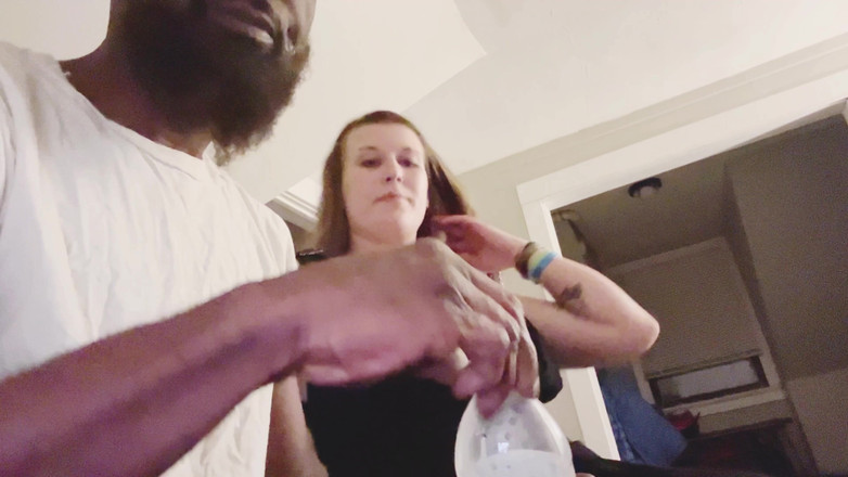 Thekookiejar: 出轨的家庭主妇为了帮助处理食品而和邻居做爱