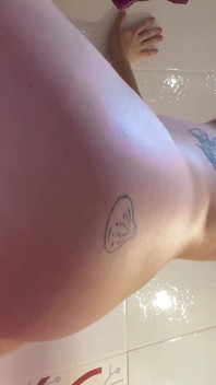 Duşta terli dildo yolculuğu
