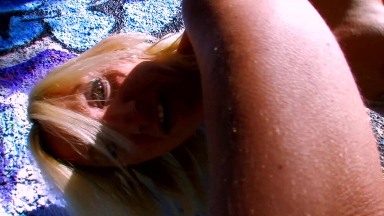Hot Pornstars: MILF blonde berpantat besar dijemput dan dikongkek punggung di luar...