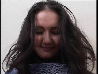 Lucky Wankerz: Ragazzina bruna con tacchi alti e calze si masturba da...