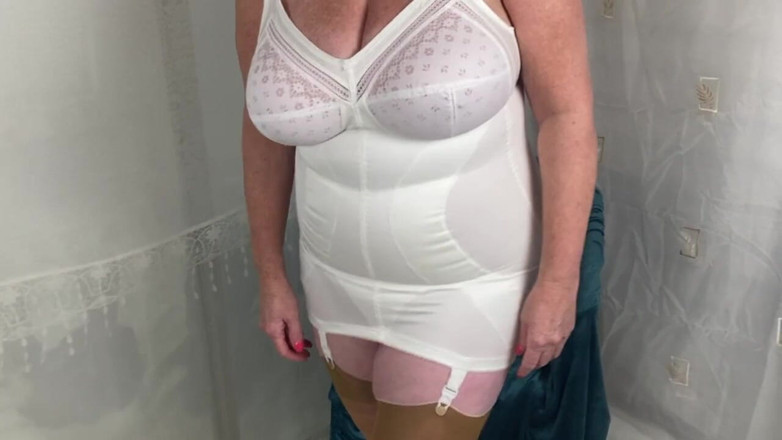 Aunty Sandra vintage girdle queen: Dì Sandra cởi đồ cho bạn