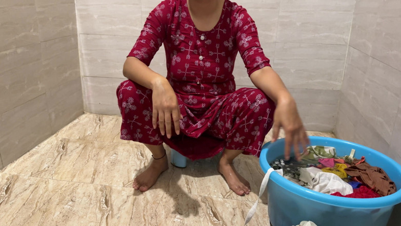 Saarabhabhi6: 美丽的哥第一次与 devar 发生性关系！在前面撒尿，带有清晰的印地语音频