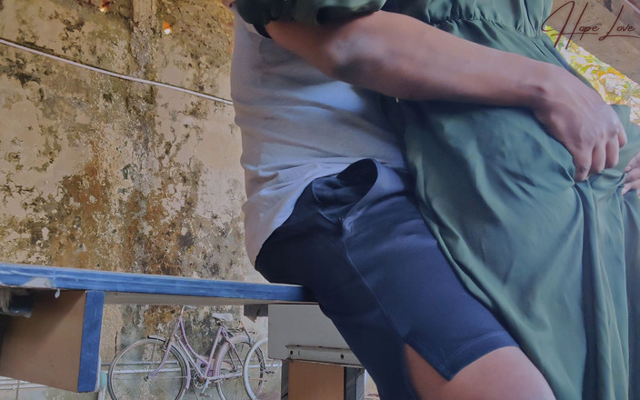 Hope Love: Il baise une belle femme dans un bâtiment abandonné