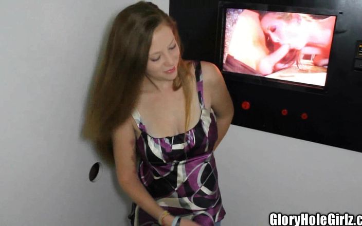 Glory Hole Girlz: Глотаю веснушку траха с большими отвисшими сиськами, сперму, пизду гульпера трахают в глорихол!
