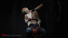 Wanheldvig: Nicky scheurt de kleren en kietelt