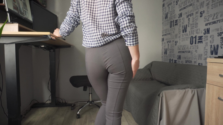 Teasecombo 4K: Secretaria traviesa te seduce con su cameltoe en pantalones ajustados