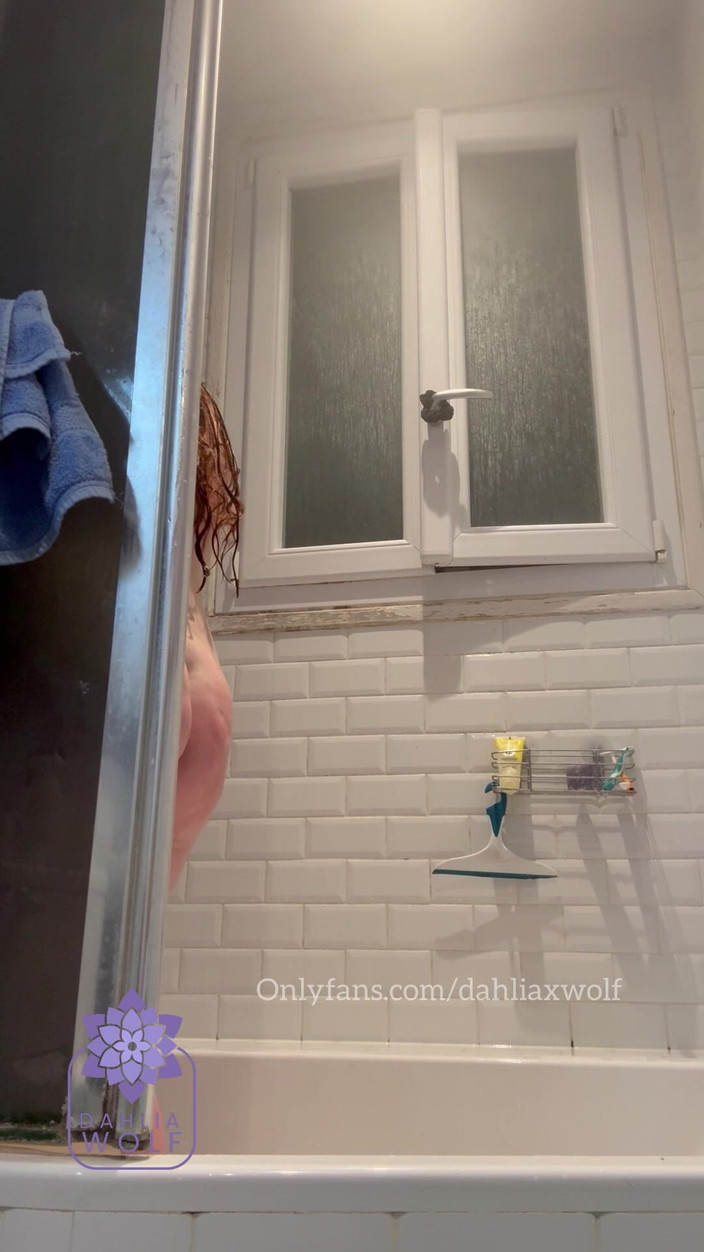 Dahlia Wolf: Câmera do banheiro- sexy chuveiro solo em Paris