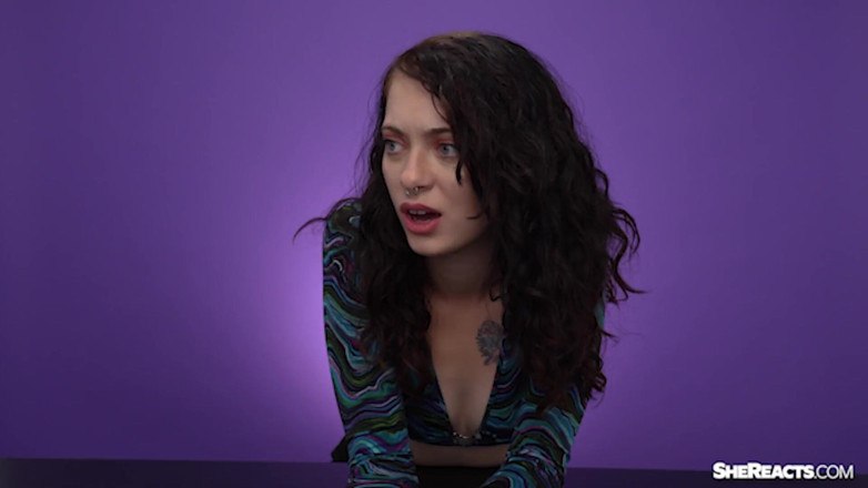SheReacts: 너무 작습니까? 작은 자지 반응 Redux